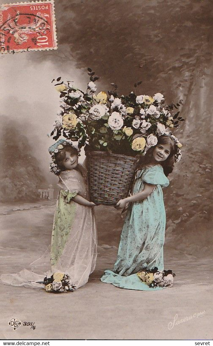 Photo D'art De Deux Fillettes Portant Une énorme Corbeille De Fleurs - Gruppi Di Bambini & Famiglie