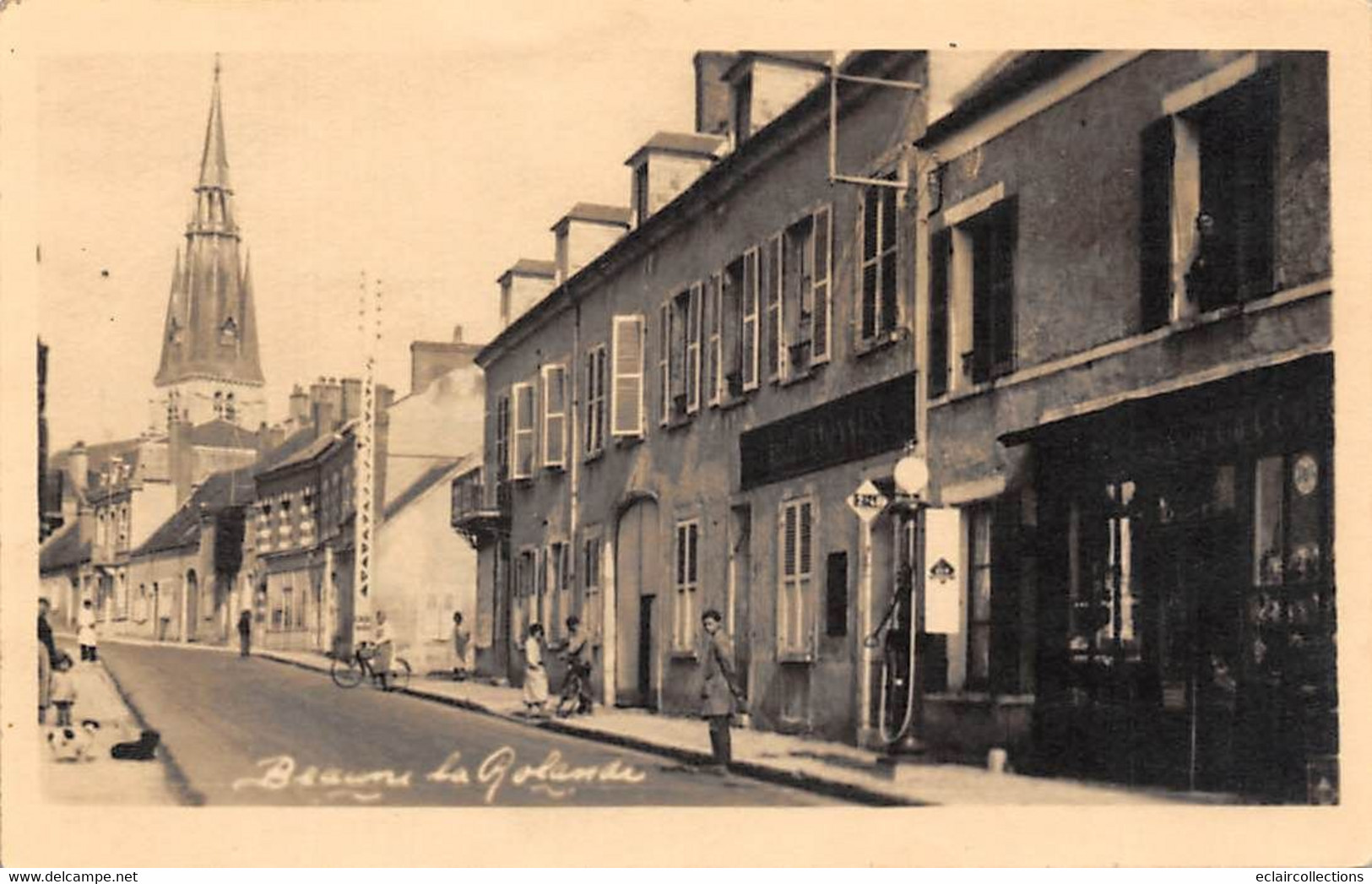 Beaune-la-Rolande         45        Une Rue (église En Fond)  Carte Aspect Carte Photo       (voir Scan) - Beaune-la-Rolande