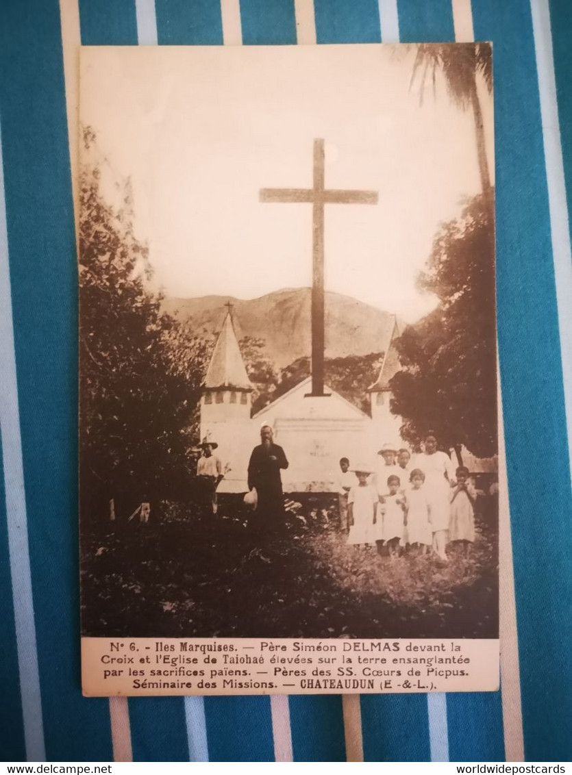 A13 POLYNÉSIE FRANÇAISE COLONIES MISSION - ILES MARQUISES - PERE SIMEON DELMAS DEVANT LA CROIX ET L'EGLISE DE TAIOHAE - Polynésie Française