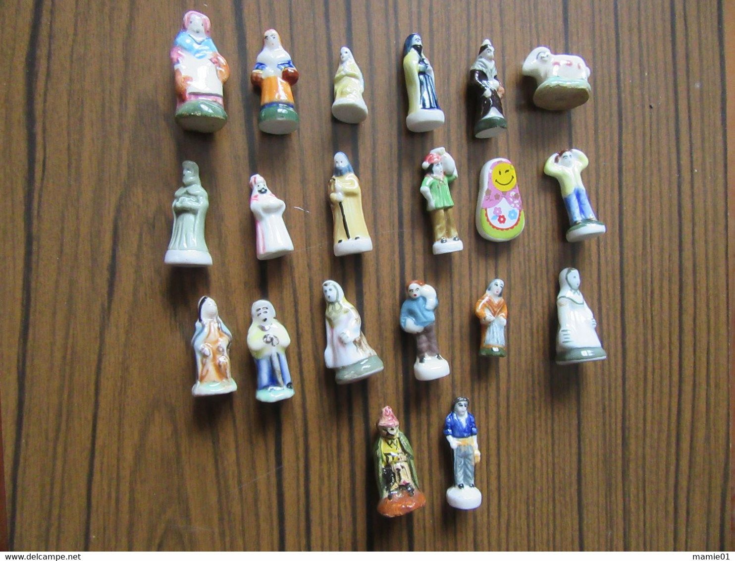 Lot De 20 Fèves   Personnages De Crèche - Santons