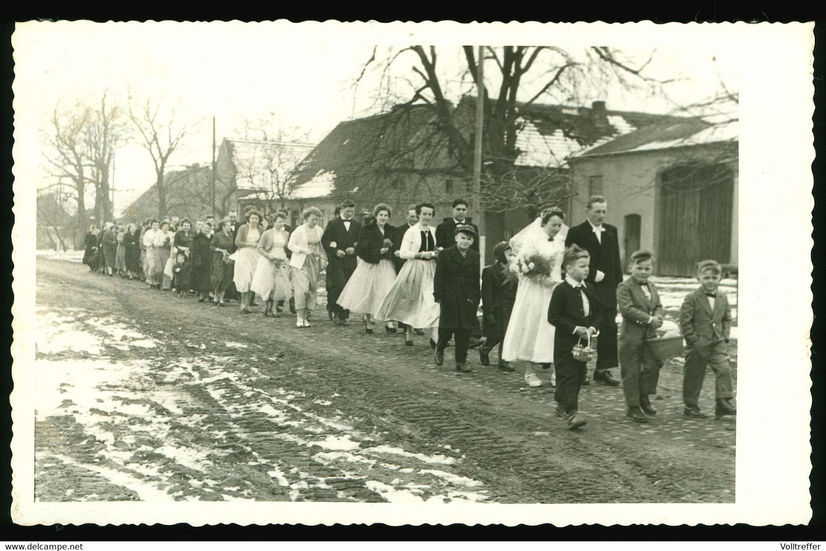 Orig. Foto Wie AK 50er Jahre, Hochzeit In Brandenburg, Bad Belzig / Raum Bad Belzig, Ortspartie Dorfstraße - Belzig