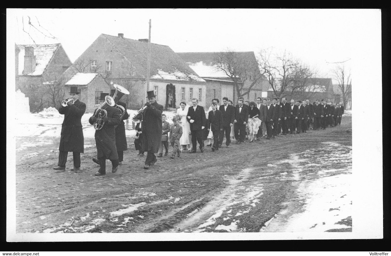 Orig. Foto Wie AK 50er Jahre, Hochzeit In Brandenburg, Bad Belzig / Raum Bad Belzig, Ortspartie Dorfstraße, Bild Nr. 2 - Belzig