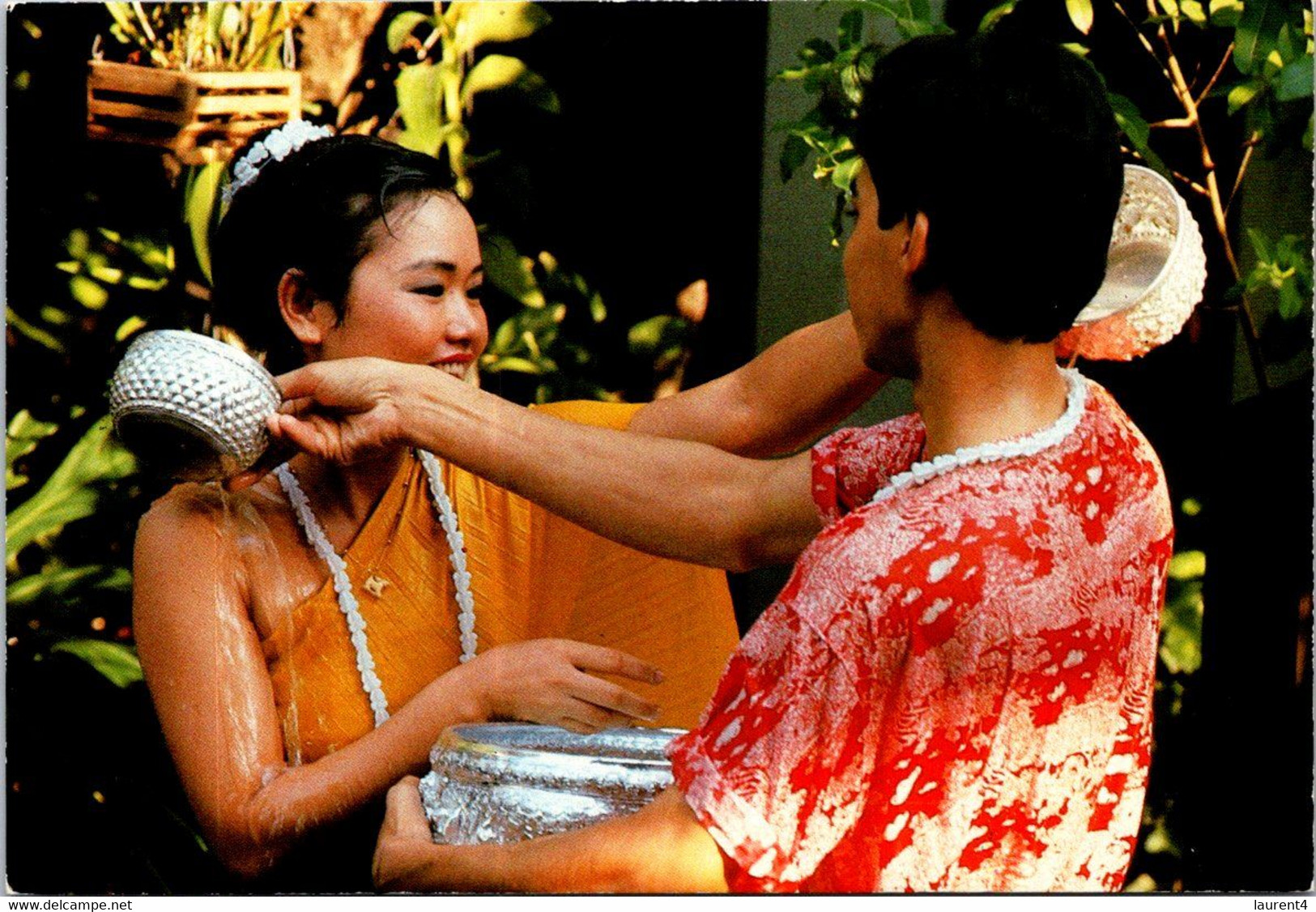 (1 F 27) Thailand - Womens & Men Ceremony Of Throwing Water - People