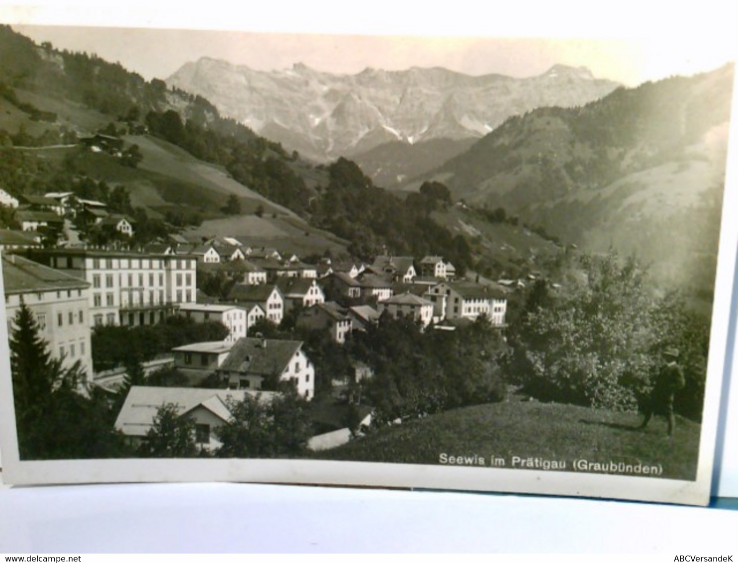 Seewis Im Prättigau / Graubünden. Alte AK S/w. Blick über Den Ort Im Tal, Gebirgspanorama, Person Rechts Unten - Seewis Im Prättigau