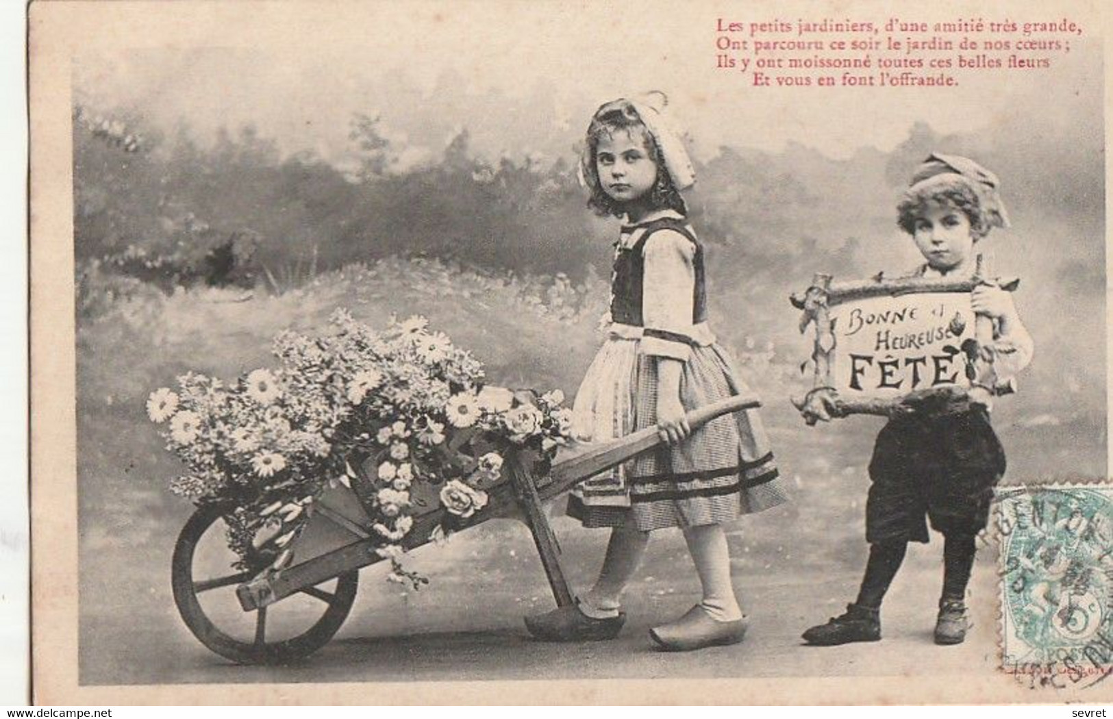 Photo De Deux Enfants, La Fillette Roulant Une Brouette De Fleurs Et Le Garçonnet Avec écriteau "BONNE FÊTE" - Gruppi Di Bambini & Famiglie