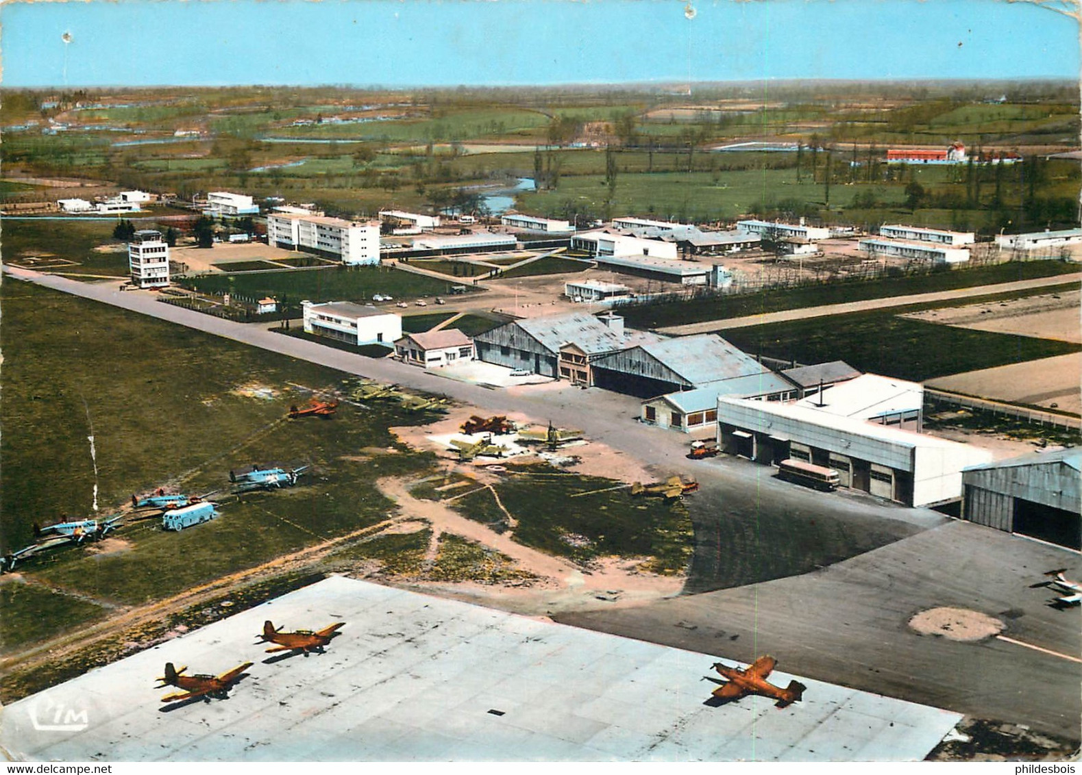 HANGARS AVIONS  SAINT YAN ( Saone Et Loire ) - Vliegvelden