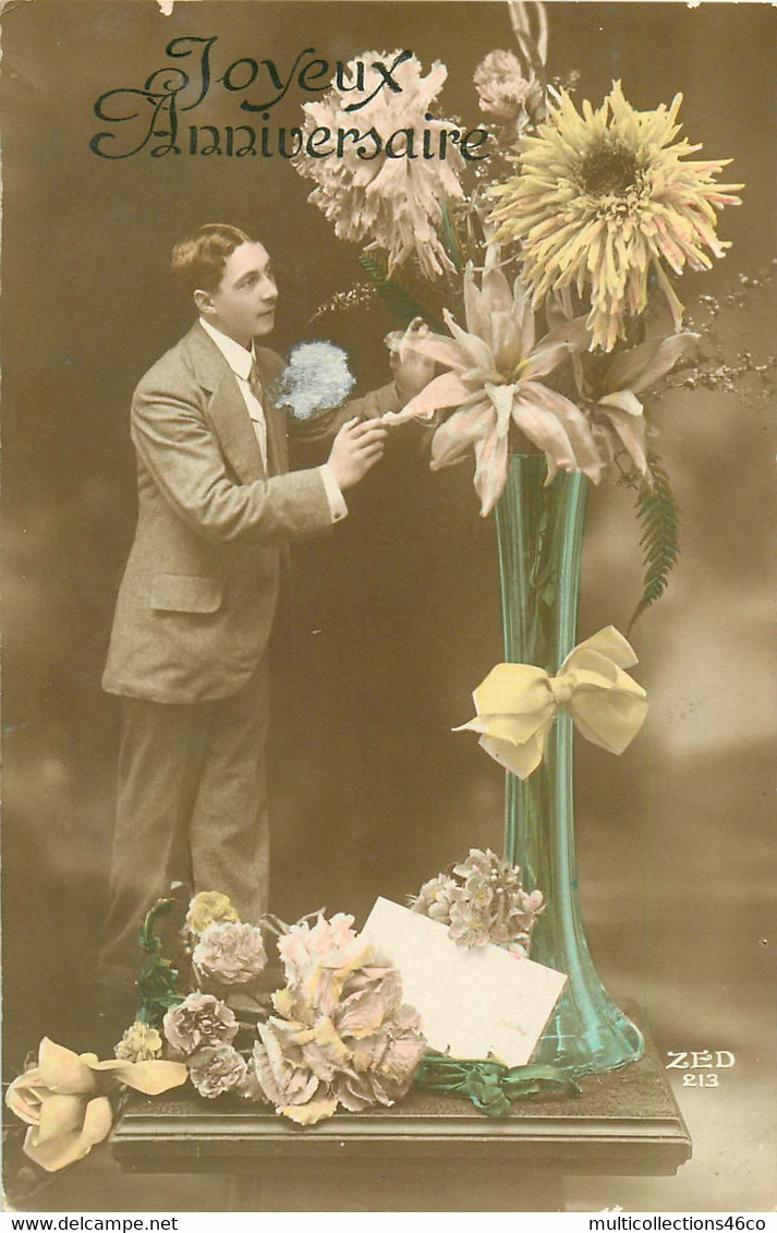 170122 - FANTAISIE SURREALISME - Joyeux Anniversaire - 1917 TINCHEBRAY - Homme Devant Vase De Fleurs Dahlia Rose - Geburtstag