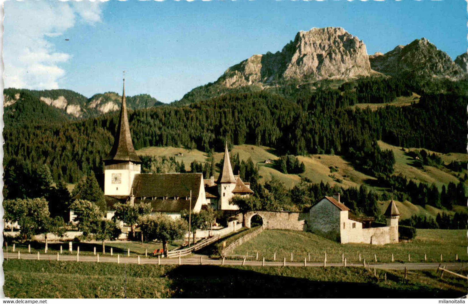 Rougemont - L'eglise Et Le Rübli (943) - Rougemont