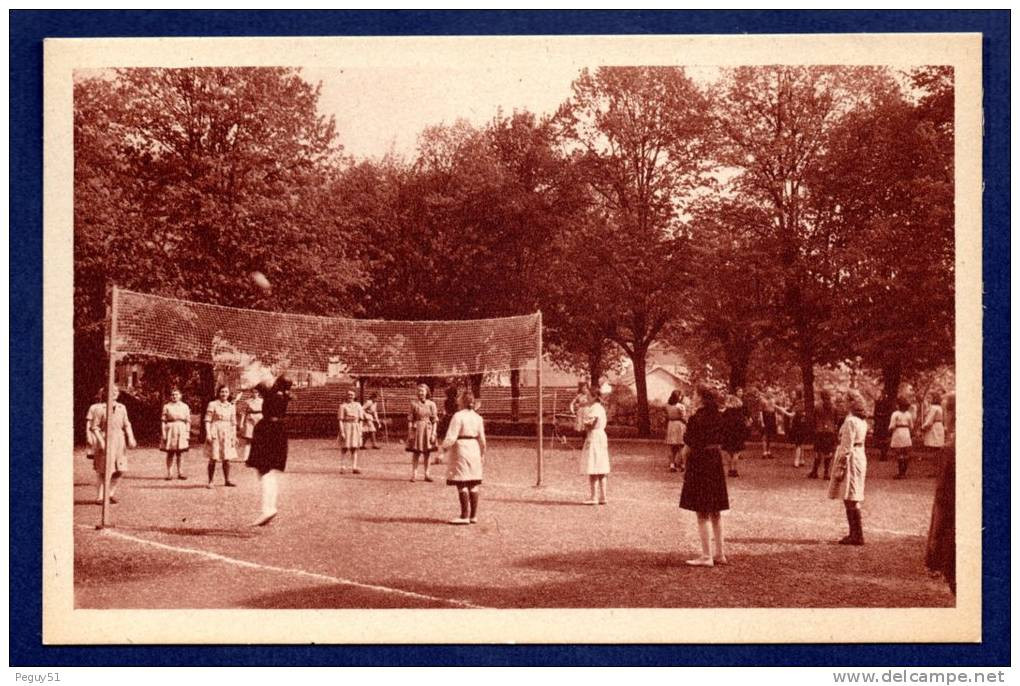 54. Longuyon. Pensionnat De Sainte Chrétienne.  Partie De Volley Dans La Cour De Récréation. - Longuyon