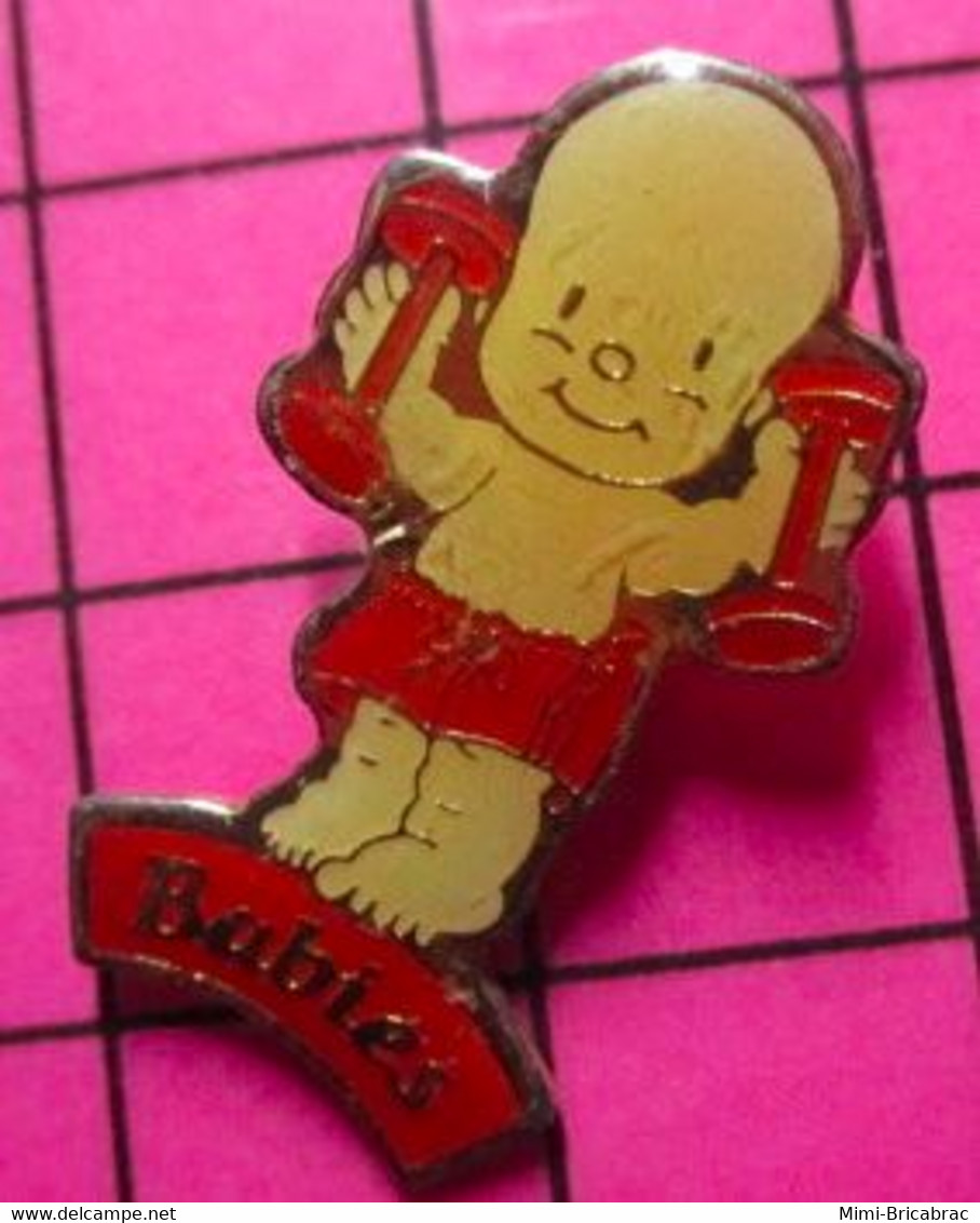 813B Pin's Pins / Beau Et Rare / THEME : SPORTS / HALTERES HALTEROPHILIE BABIES POUPEE POUPON - Haltérophilie