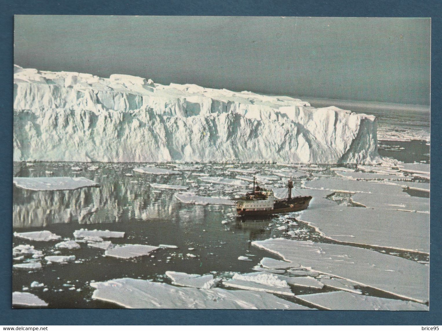 ⭐ TAAF - Carte Postale - Le Thala Dan Devant Un Iceberg Du Glacier De L'Astrolabe ⭐ - TAAF : Territorios Australes Franceses