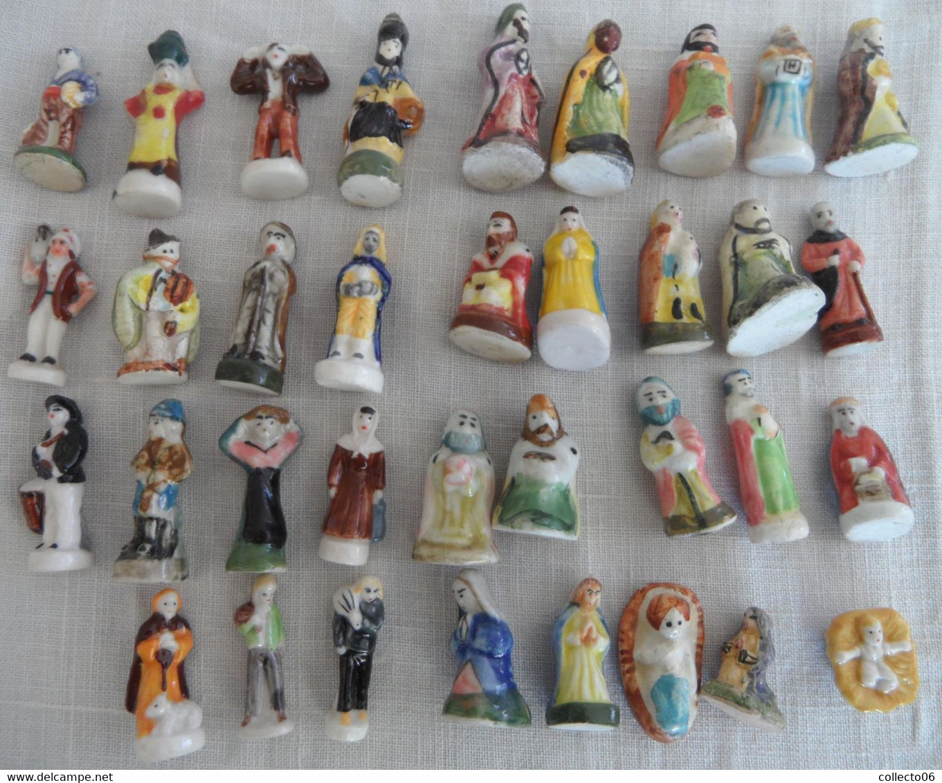 Lot De 35 Fèves Personnages Provinciaux Religieux Santons - Cómics