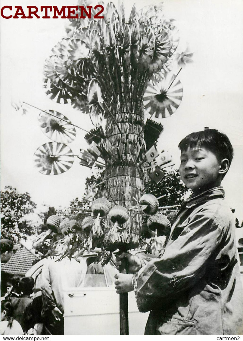 CHINA CHINE YOUNG CHINESE SALESMAN ON THE STREETS OF SHANGHAI COMMUNISME OLD PHOTO 1961 COMMUNISM - Chine