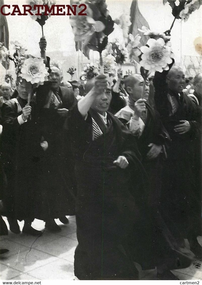 TIBET MOINES TIBETAINS DEFILANT DEVANT LE 1er MAI 1959 DEVANT MAO TSE-TUNG TIBET CHINE CHINA - Tíbet