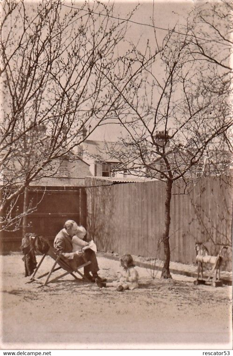 Carte-photo Homme Et Enfants Dans Jardin Au 29 De Fréville Avenue à Cambridge 24 Avril 1915 - Cambridge