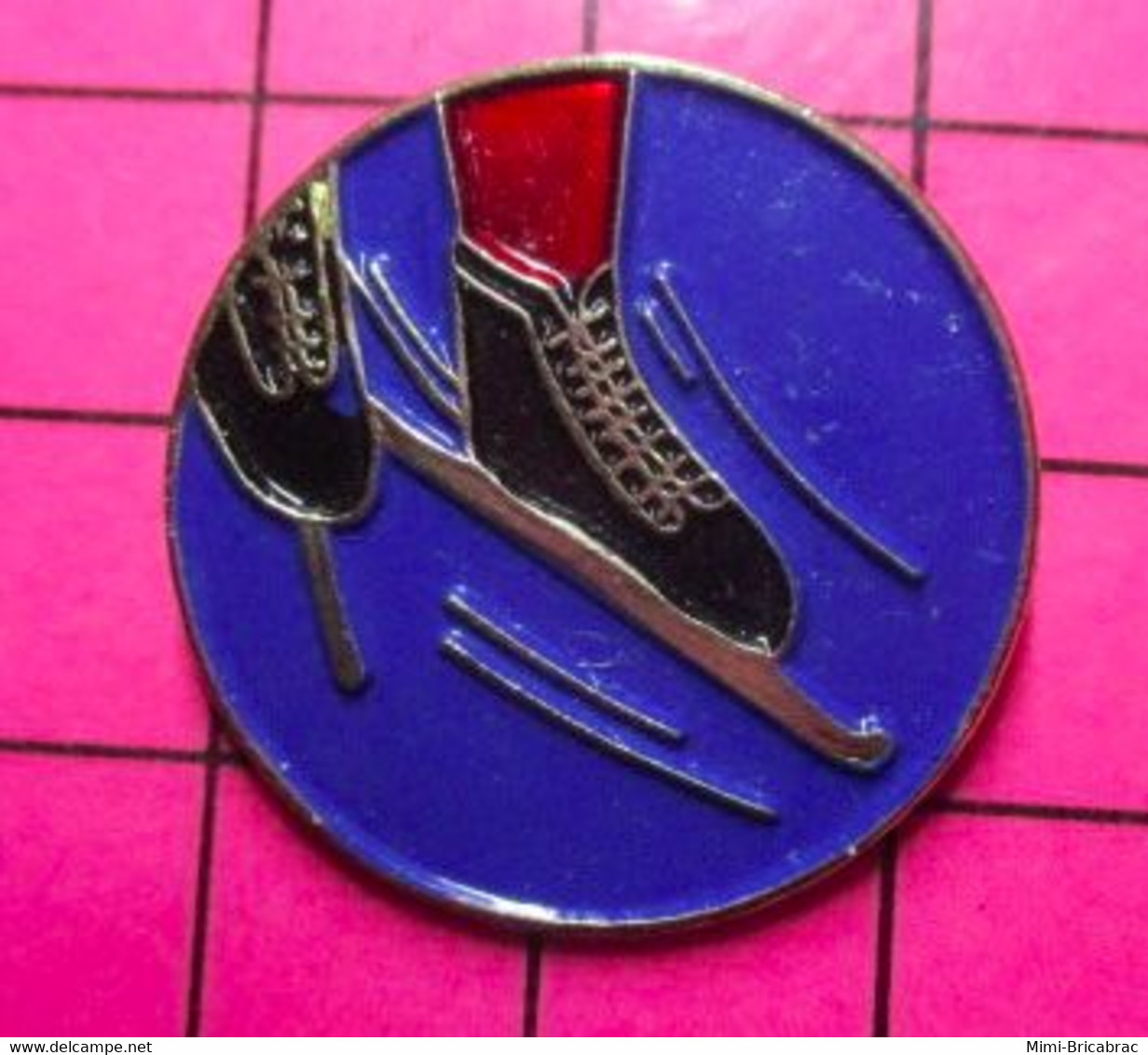 422 Pin's Pins / Beau Et Rare / THEME : SPORTS / PATINAGE ARTISTIQUE PATINS A GLACE - Patinage Artistique