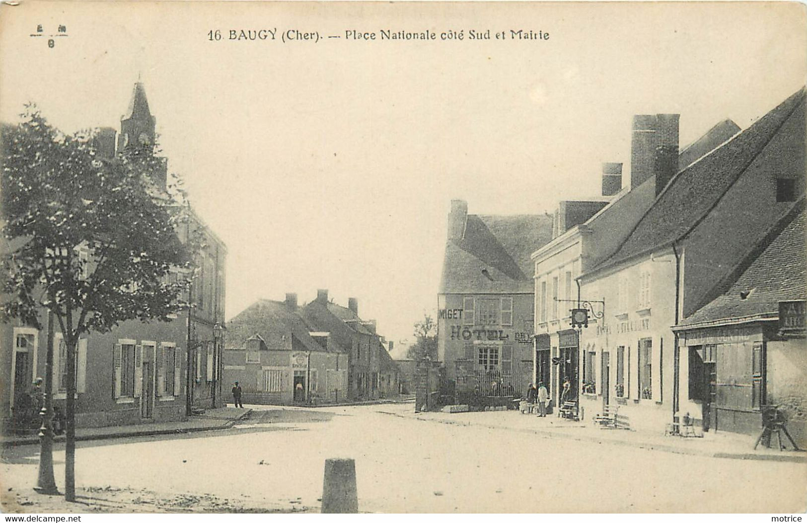 BAUGY - Place Nationale Côté Sud Et Mairie. - Baugy