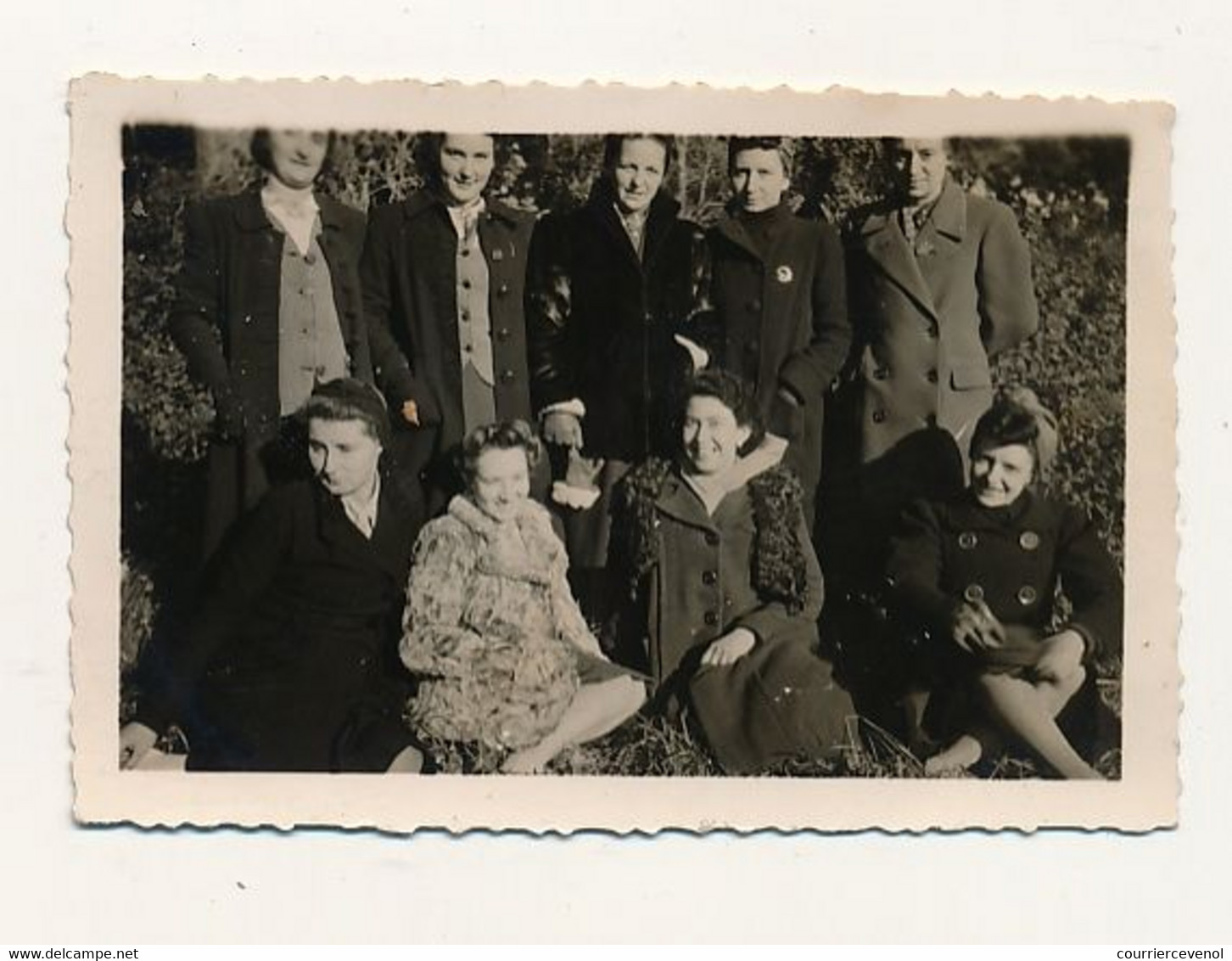 Lot 7 Petites Photos - Prisonniers, Groupes Militaires, Aumonier Militaire, Famille - 5 Avec Cachet Stalag XIII B Au Dos - 1939-45