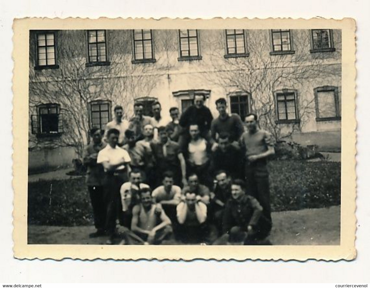 Lot 7 petites photos - Prisonniers, groupes militaires, aumonier militaire, famille - 5 avec cachet Stalag XIII B au dos