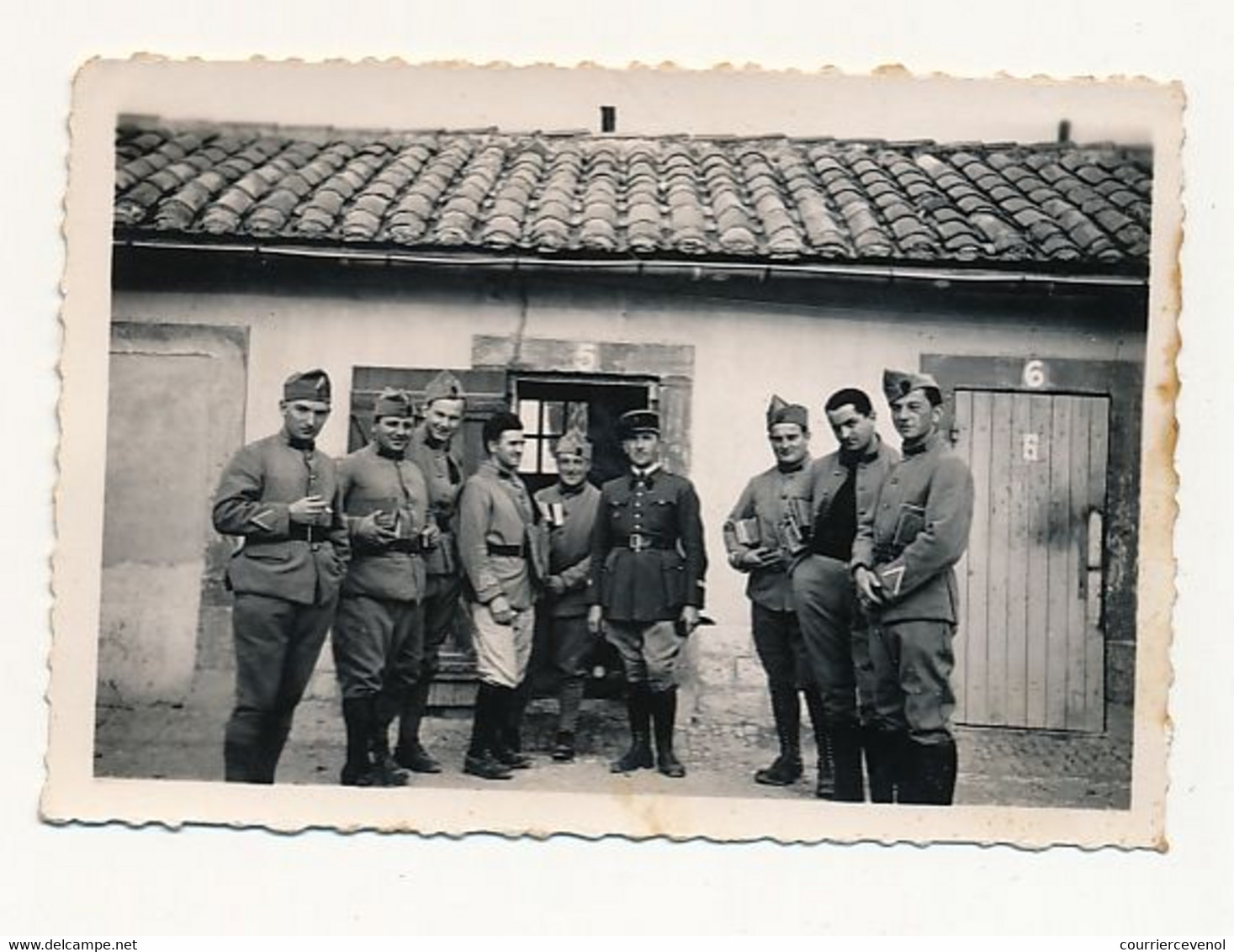 Lot 7 petites photos - Prisonniers, groupes militaires, aumonier militaire, famille - 5 avec cachet Stalag XIII B au dos