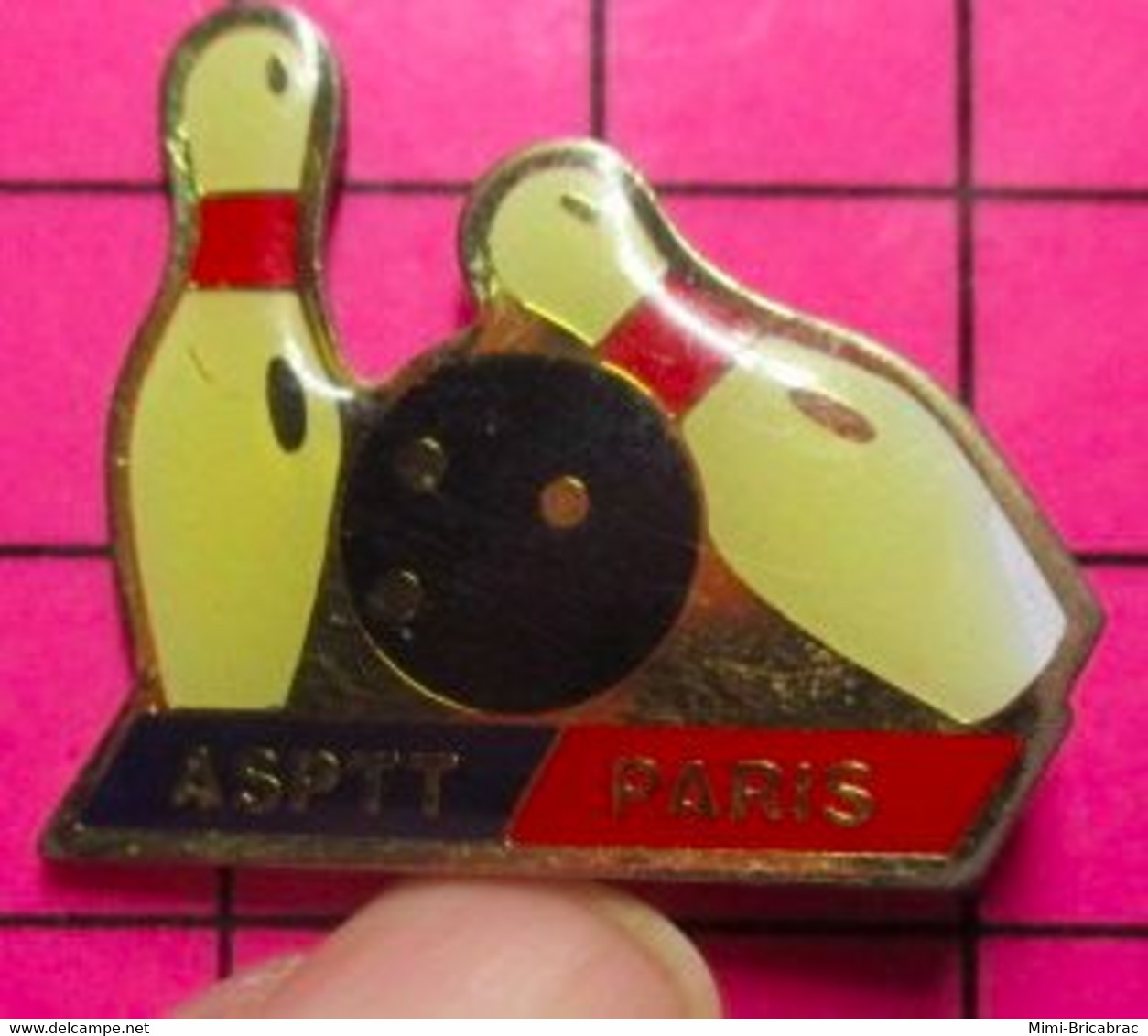 622 Pin's Pins / Beau Et Rare / THEME : SPORTS / BOWLING CLUB ASPTT PARIS Ils Ont Les Boules à La Poste ! - Bowling