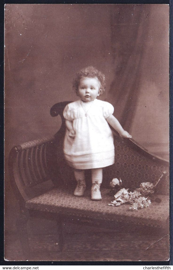 VIEILLE CARTE PHOTO * PETITE FILLE MIGNONNE SUR BANQUETTE VICTORIEN * LITTLE GIRL - MODE - Oud (voor 1900)
