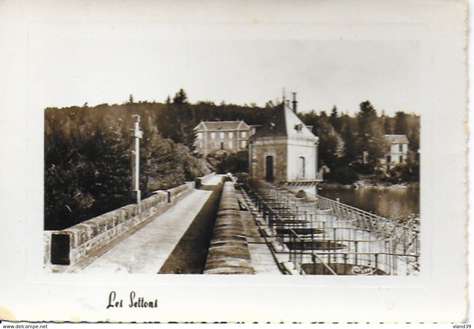 Lac Des Settons - Superficie 300 HA, La Digue Construite De1851à 1858, Au Fond La Maison Du Garde - Montsauche Les Settons
