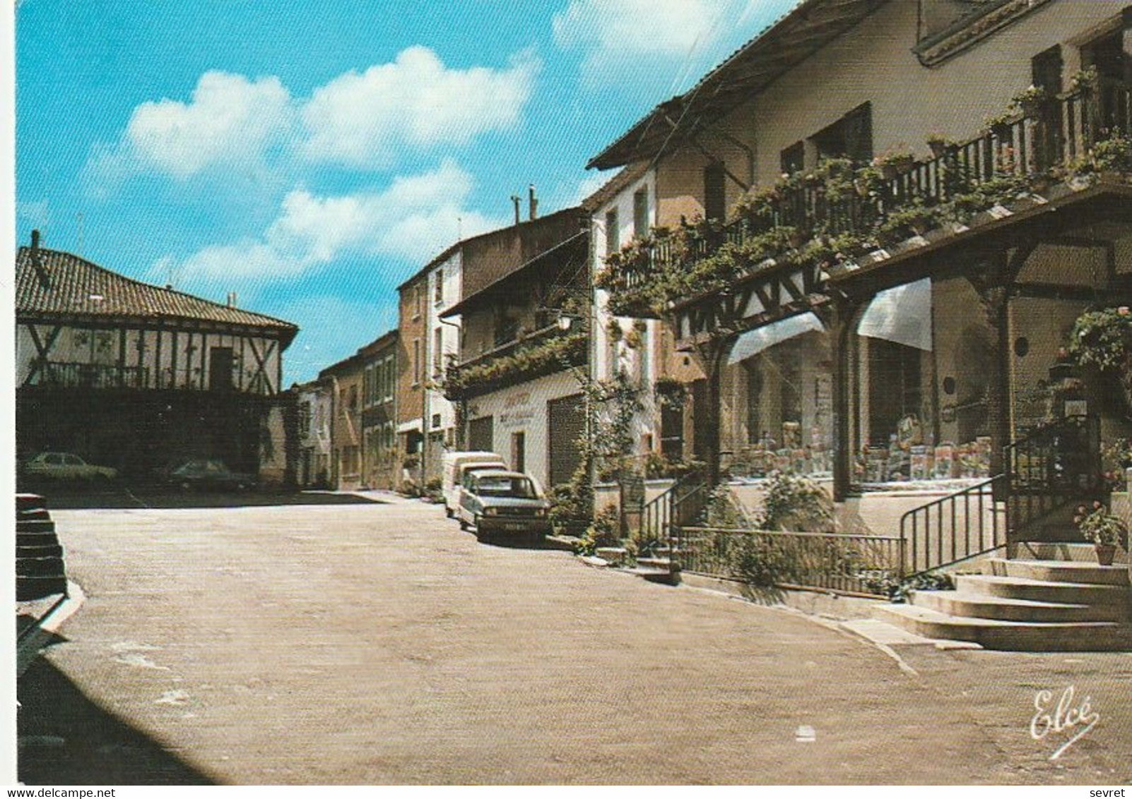 CASSENEUIL   - La Place De L'Eglise.  Maisons Fleuries  -  CPM - Pas Courante - Sonstige & Ohne Zuordnung