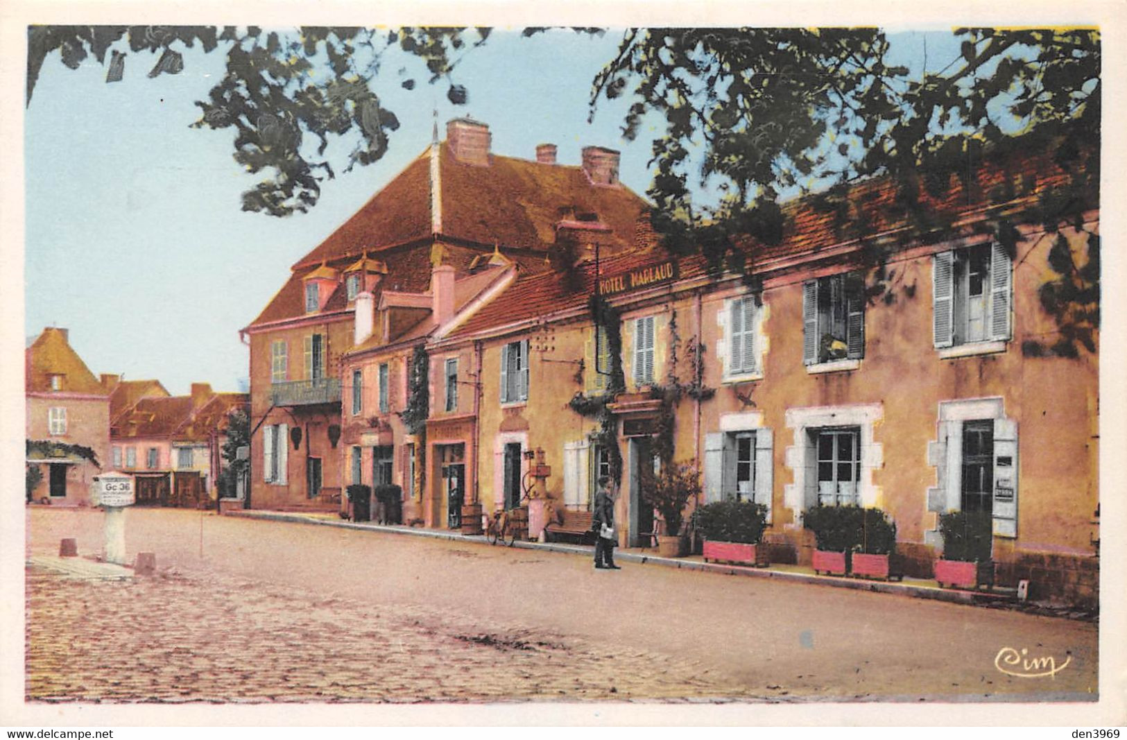 CHENERAILLES - Place Du Champ De Foire - Hôtel Marlaud - Chenerailles