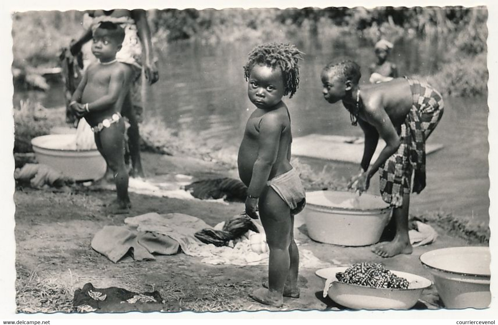 CPSM - AFRIQUE NOIRE - Jour De Lessive - Bébé S'amuse - Zonder Classificatie