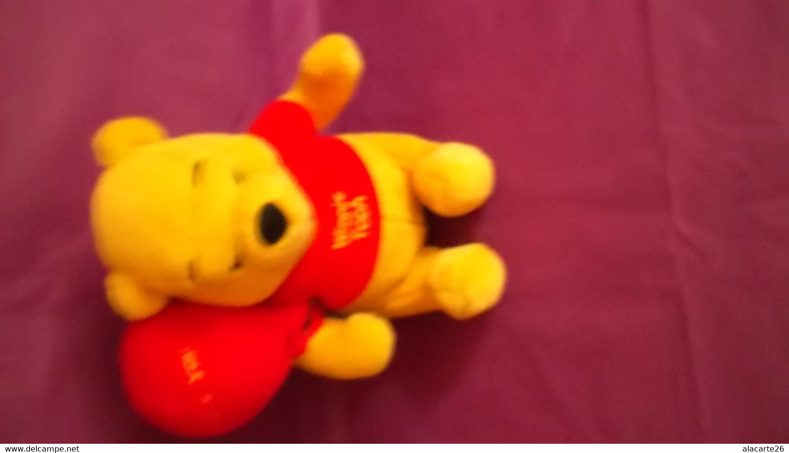 PELUCHE WINNIE L'OURSON Tenant Un Ballon "I LOVE YOU" - Knuffels