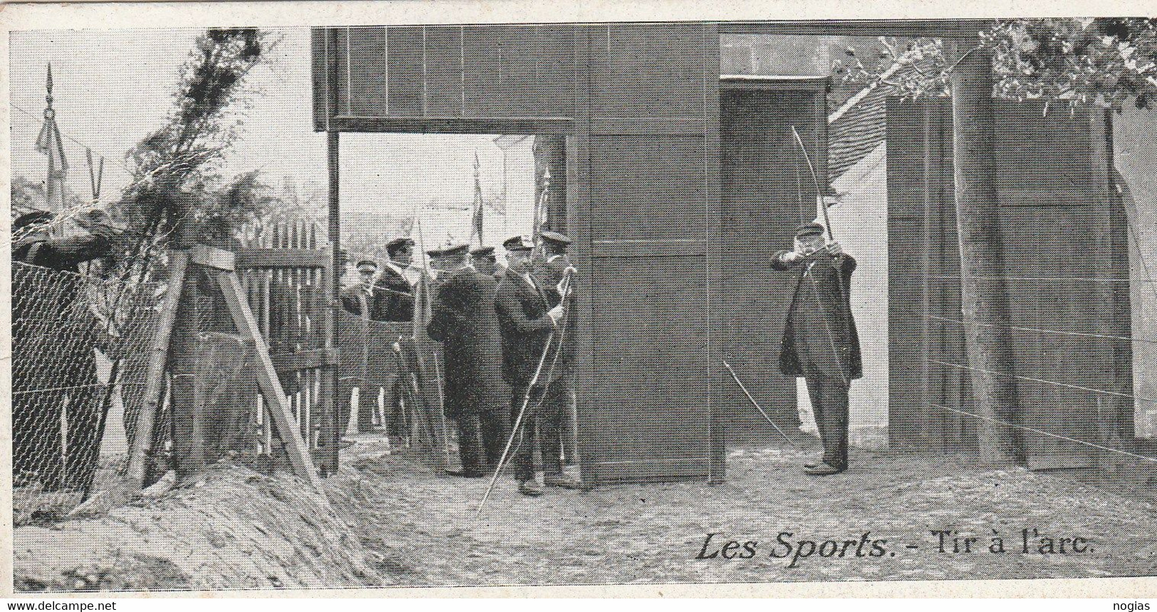 UN TIREUR A DROITE - PRESENCE DE NOMBREUX ARCHERS PRETS A EN DECOUDRE - BELLE CARTE GLACEE - - Tir à L'Arc