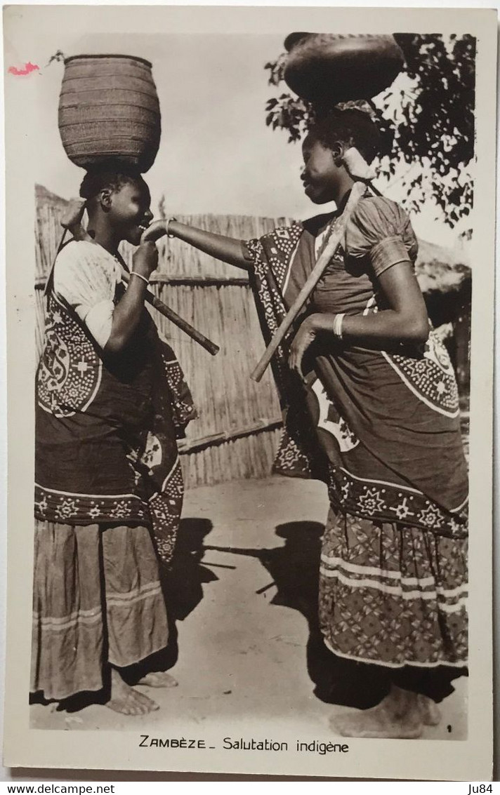 Zambèse - Salutation Indigène - Femmes - Carte Postale Non Voyagée - Zambèze