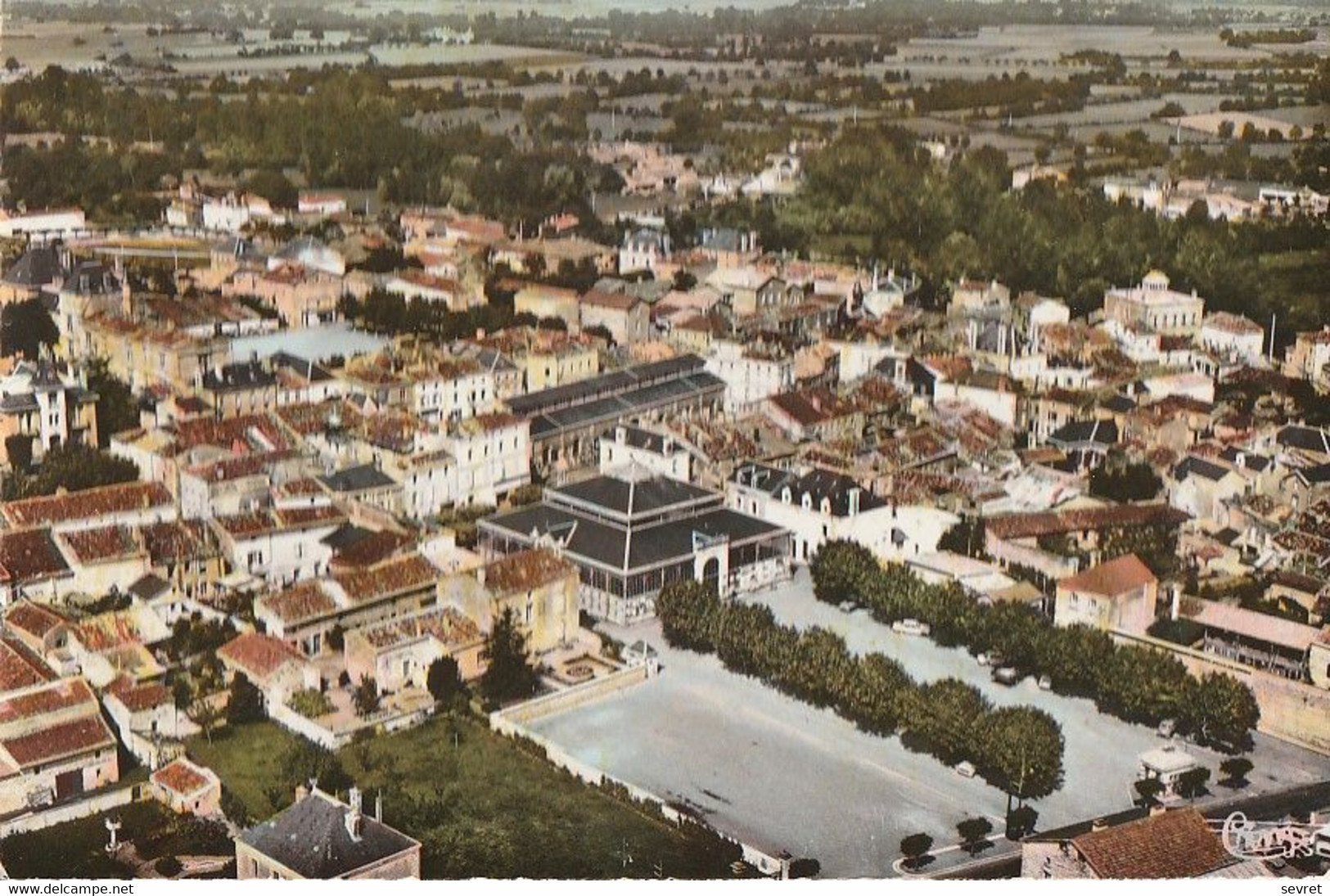 COULONGES-SUR-L'AUTIZE. - Le Centre De La Ville. Vue Aérienne . CPM 10x15 Tour Dentelé - Coulonges-sur-l'Autize