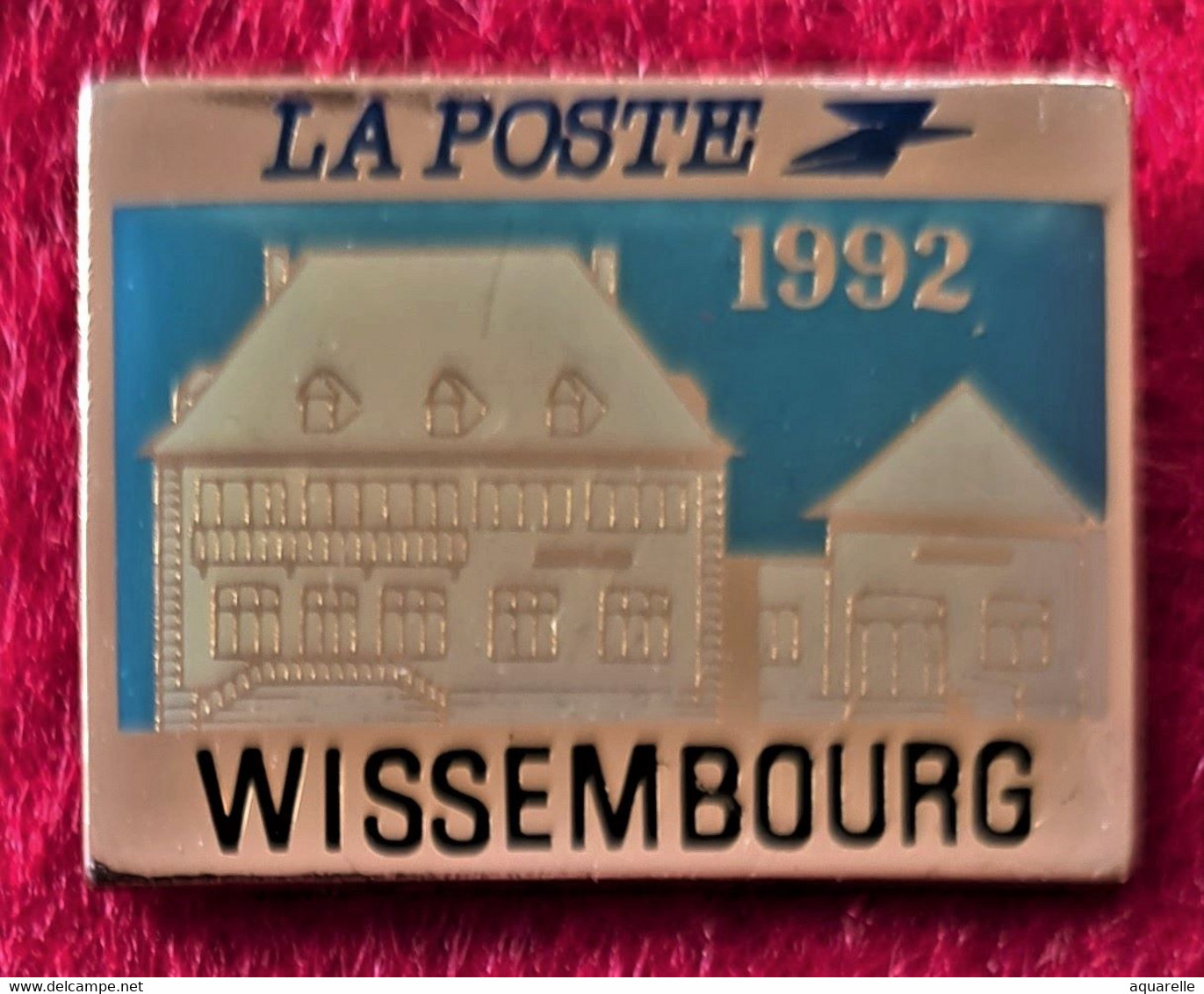 SUPER PIN'S "LA POSTE": AGENCE De WISSENBOURG (Bas-Rhin) Crée En 1992, émail Base Or + Glaçage Red Wick  2,2X1,6cm - Correo