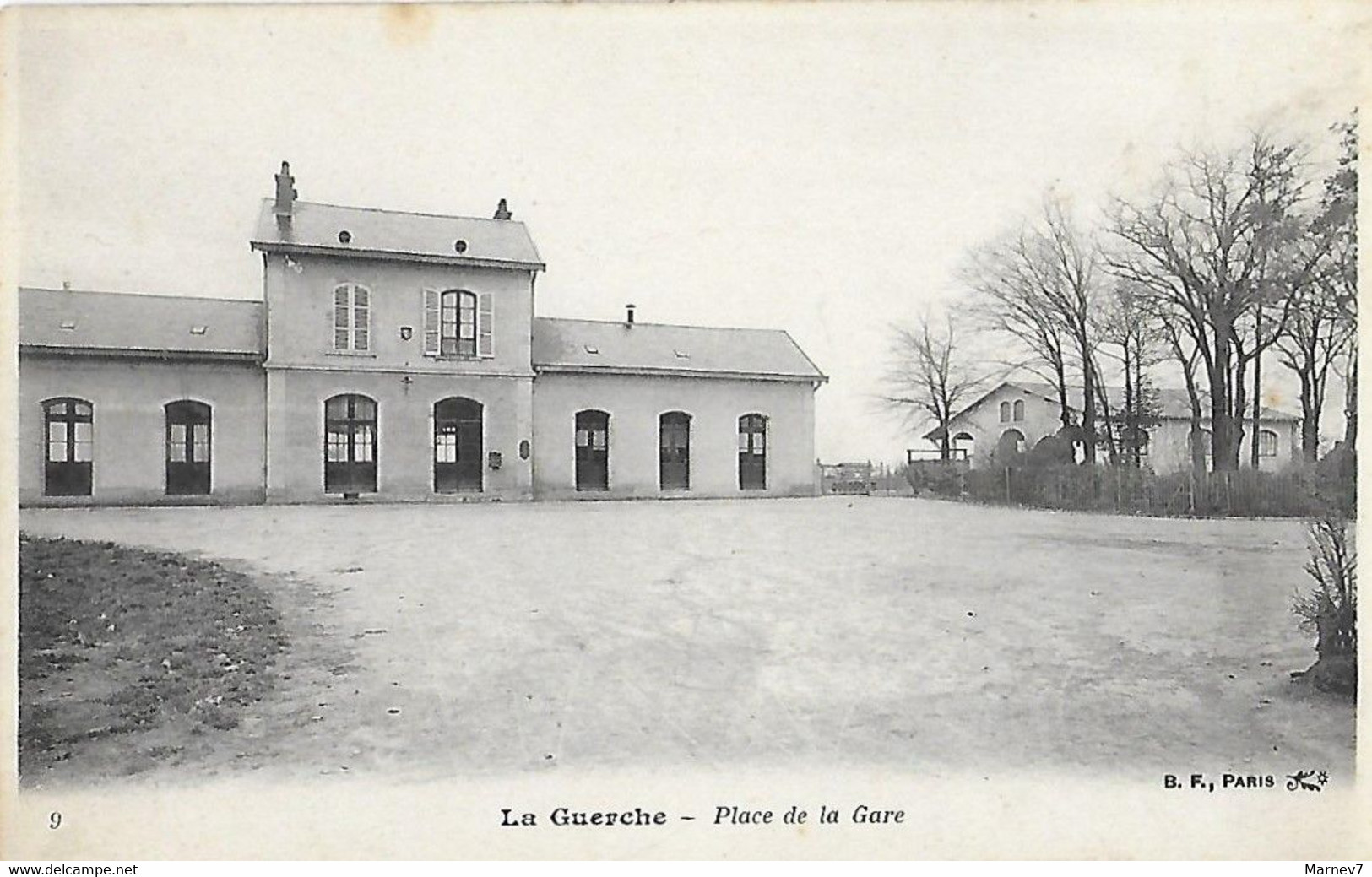18 Cher - CPA - La GUERCHE - Place De La Gare - - La Guerche Sur L'Aubois