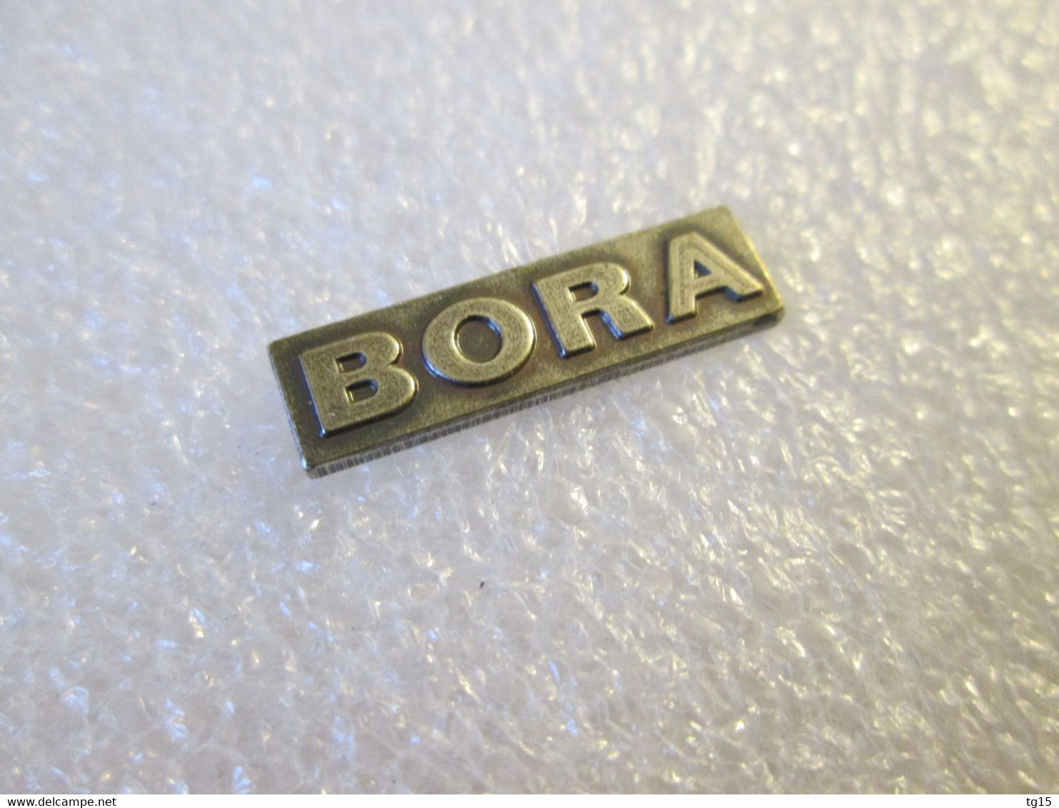 PIN'S   VOLKSWAGEN  BORA - Volkswagen