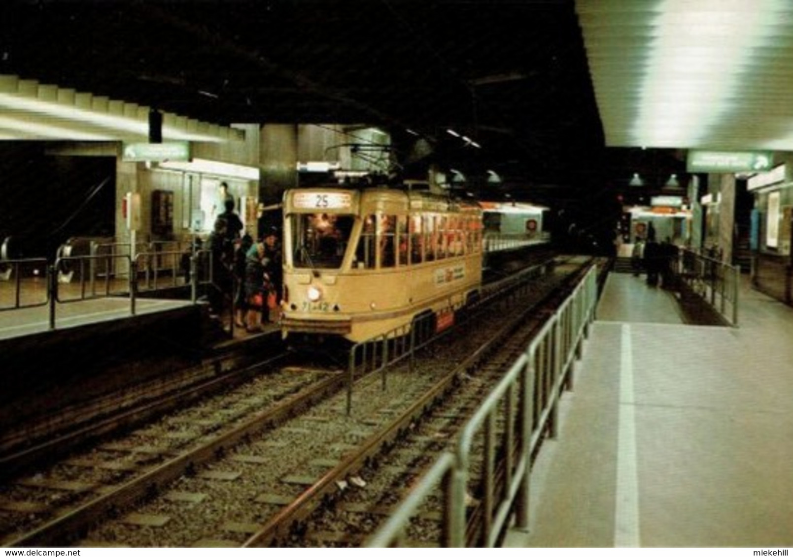 BRUXELLES-STATION DE METRO ARTS-LOI-TRAM 25 - Vervoer (ondergronds)