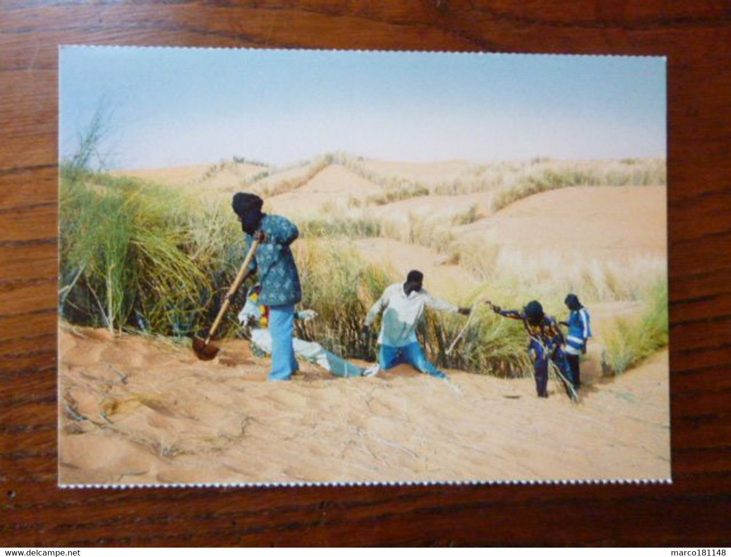 Mauritanie - Sortie De Nouakchott, Les Vents Du Sable Sont Omni Présents. L'homme Défie Le Désert Pour Survivre - Mauritanie