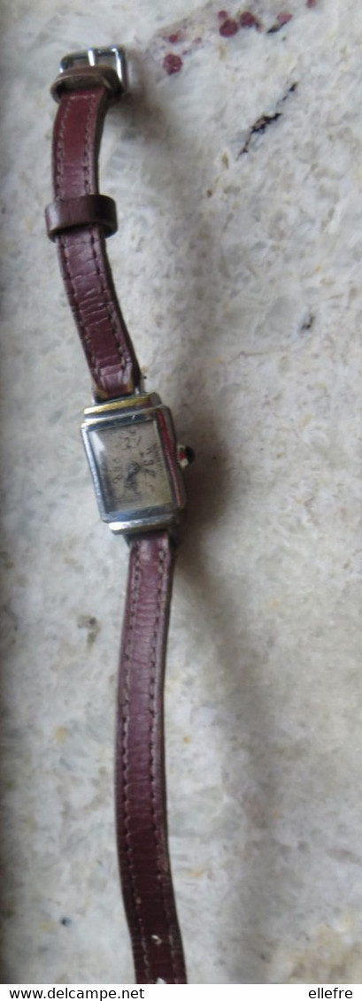 Montre Ancienne Mécanique Femme Fond Acier Art Déco Cadran 1 Cm Sur 2 Cm Chiffre Un Peu Effacé - Fonctionne - Advertisement Watches