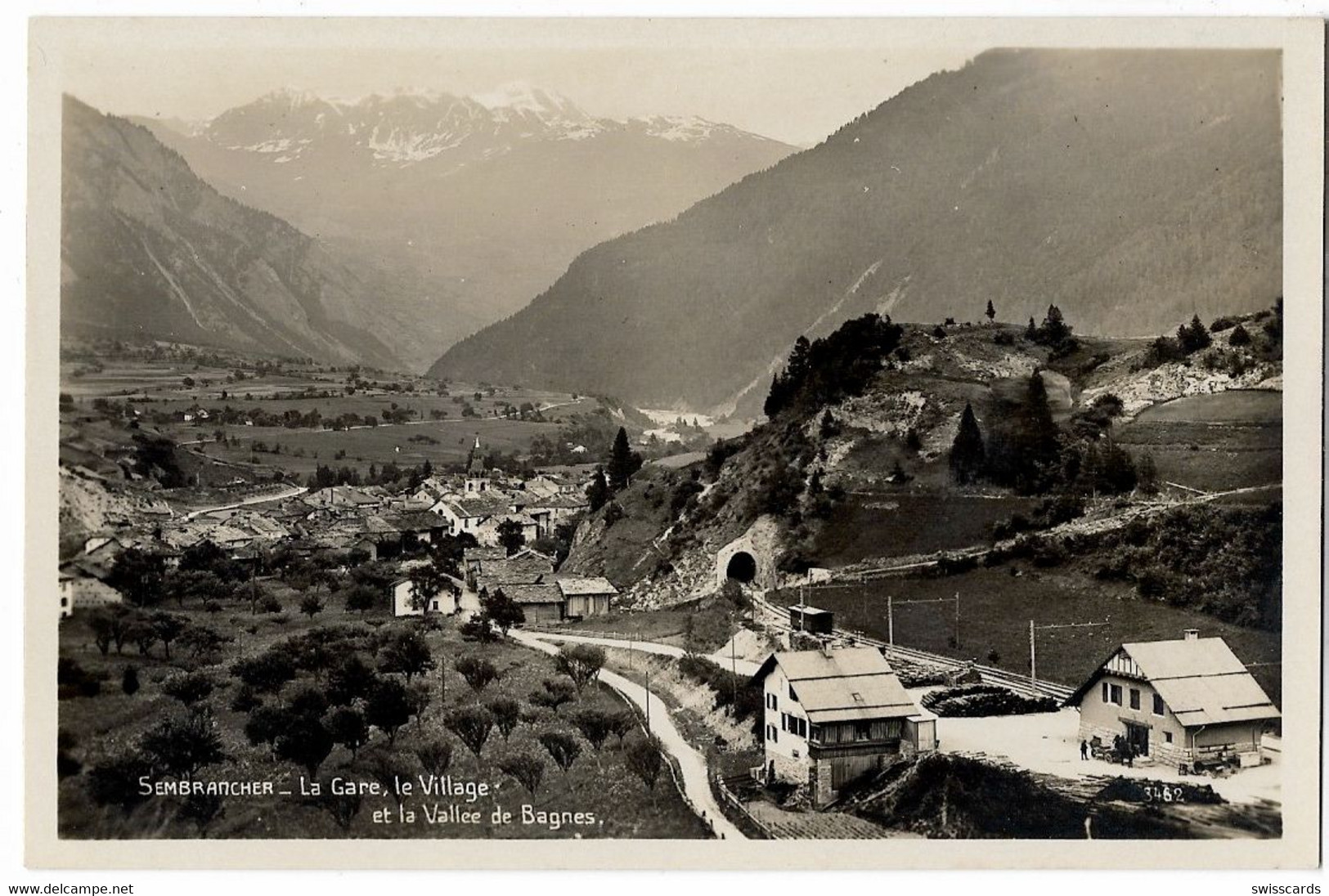 SEMBRANCHER: Village Avec Station Et Train Arrivant ~1930 - Sembrancher