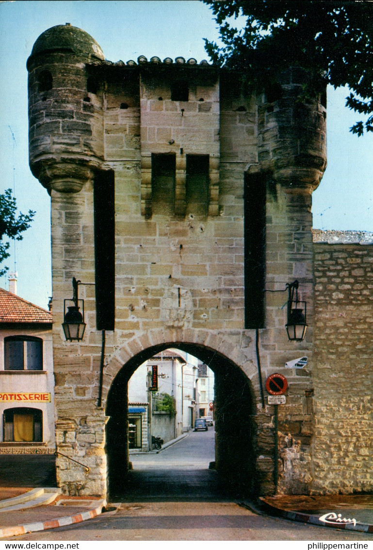 84 - Monteux : Porte Neuve - Voiture (Renault 4L) - Monteux