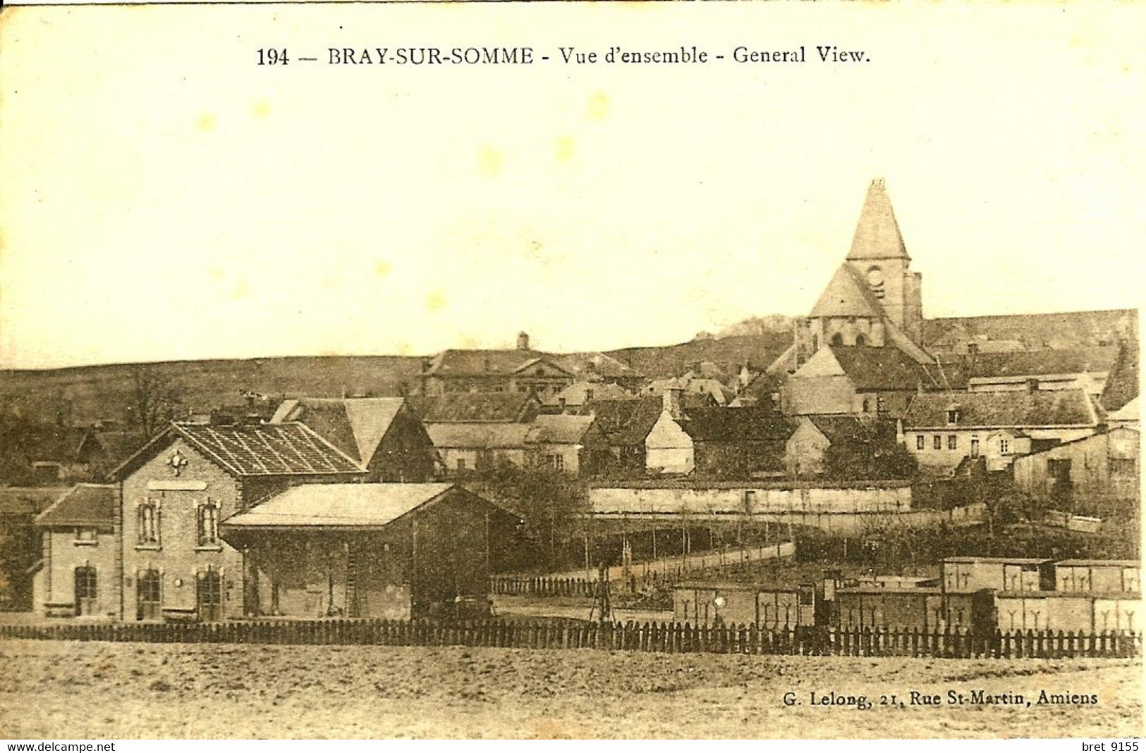 80 BRAY SUR SOMME LA GARE AU PREMIER PLAN ET VUE D ENSEMBLE - Bray Sur Somme