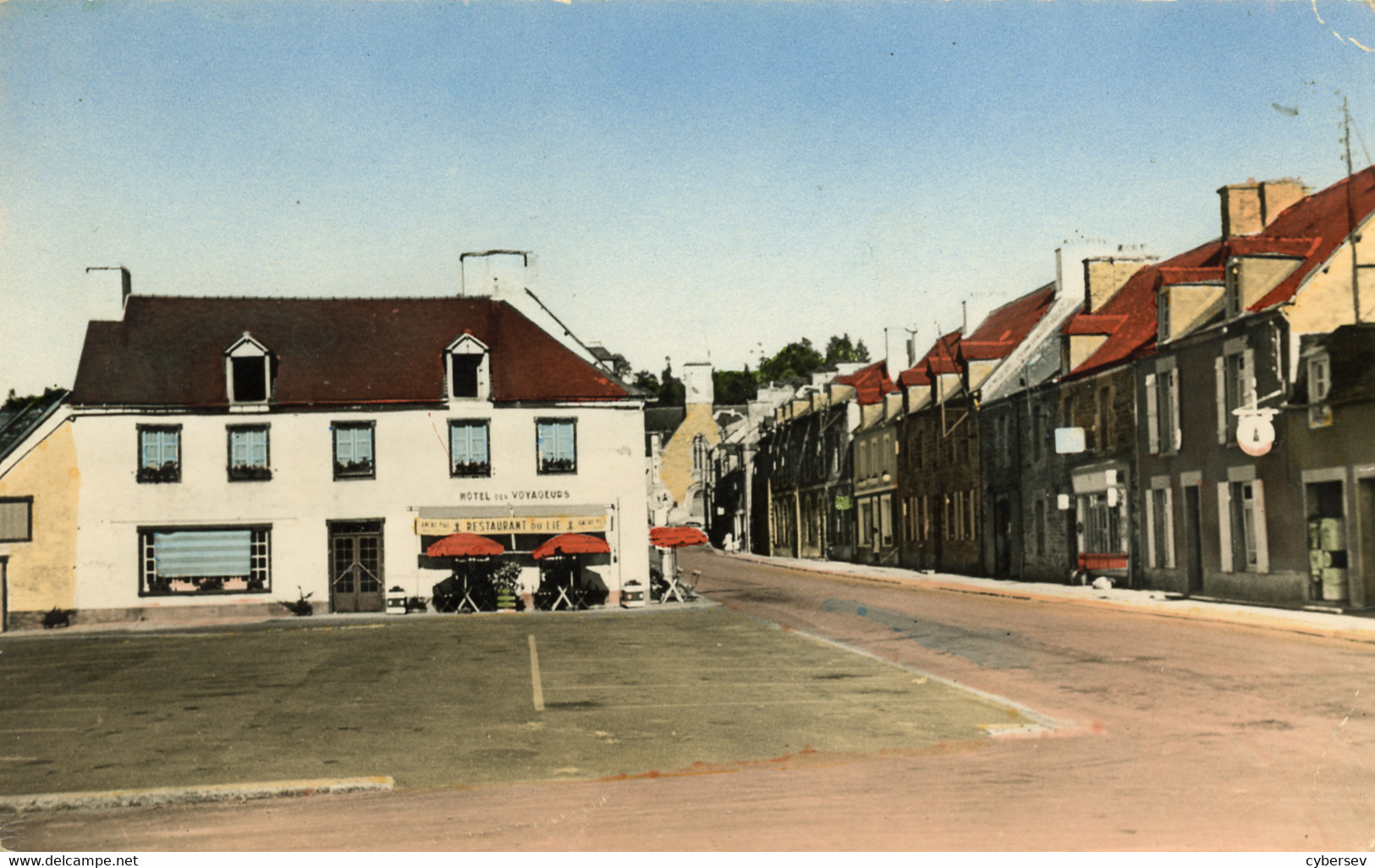 LA CHEZE - Place Du Centre - Hôtel Des Voyageurs - CPSM PF Datée1962 - La Chèze