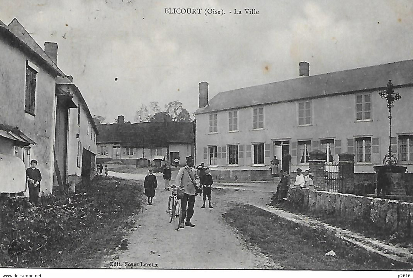 BLICOURT -  1910 -  PRES DE CREVECOEUR LE GRAND - LA VILLE -  FACTEUR ET SA BICYCLETTE - Crevecoeur Le Grand