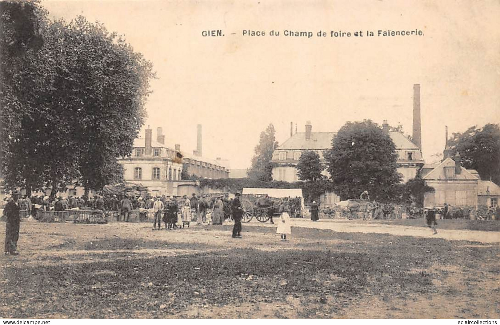 Gien       45      Place Du Champ De Foire Et La Faïencerie     (voir Scan) - Gien