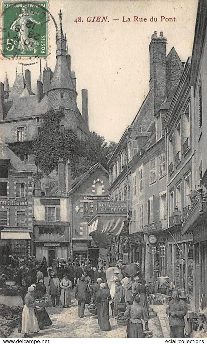 Gien       45      La Rue Du Pont. Marché        (voir Scan) - Gien