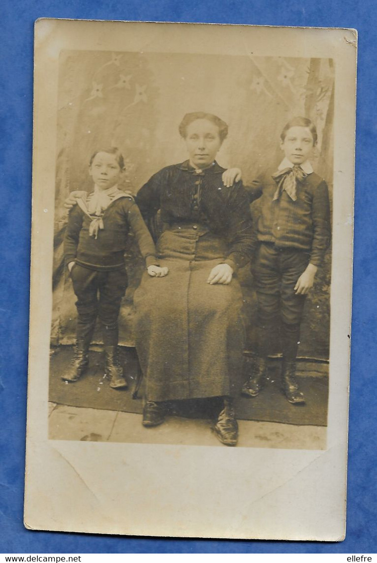 CPA Carte Photo Paris Une Famille Femme Et 2 Garçons Avec Jabot - Ecrite Non Datée - Photo Guilleminot Paris à Dater - Portraits