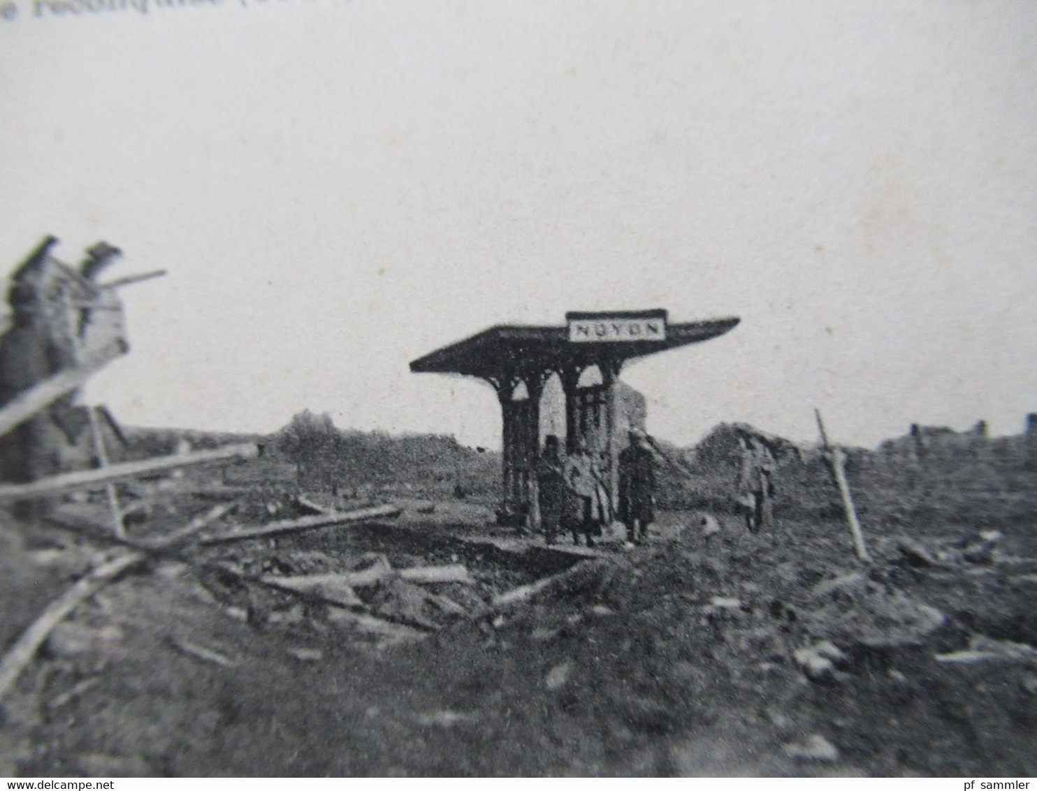Frankreich AK 1917 1.WK Noyon Les Restes De La Gare / Zerstörter Bahnhof / Ruine Mit Bahnhäuschen / Unterstand Noyon - Guerre 1914-18