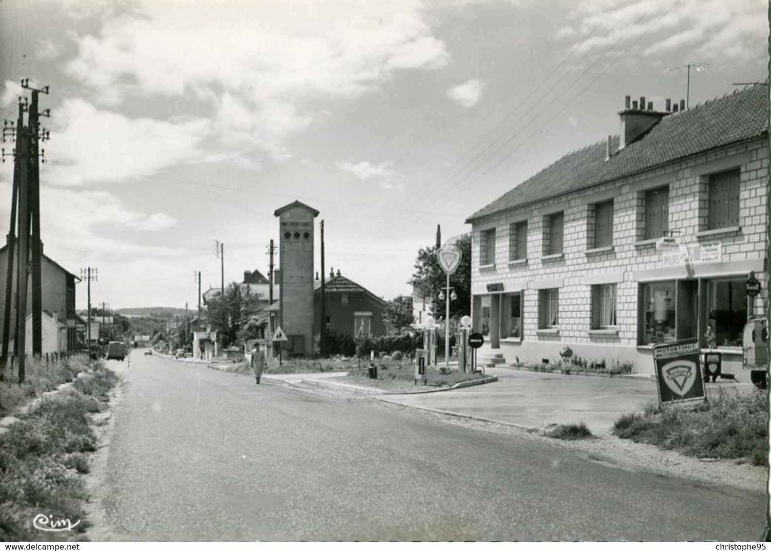 95.n° 24122 . Fosses . Avenue Henri Barbusse. Pompe A Essence. Carte Postale Photo. Cpsm . - Fosses